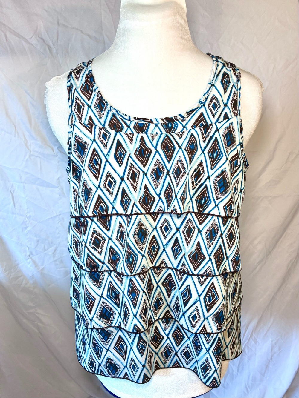 Lavish Geometric Ruffle Tank Top - Picture 3 of 6